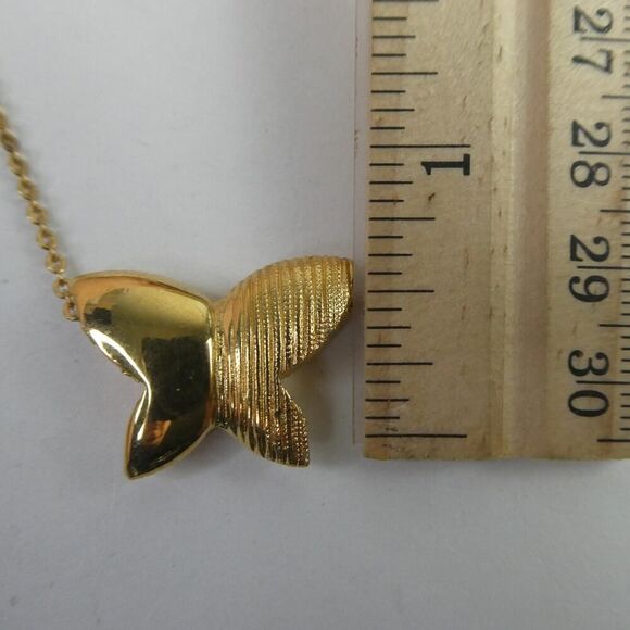 Amway Artistry Vintage Gold Tone Chain Necklace Butterfly Ribbed Slide Pendant - Picture 4 of 8
